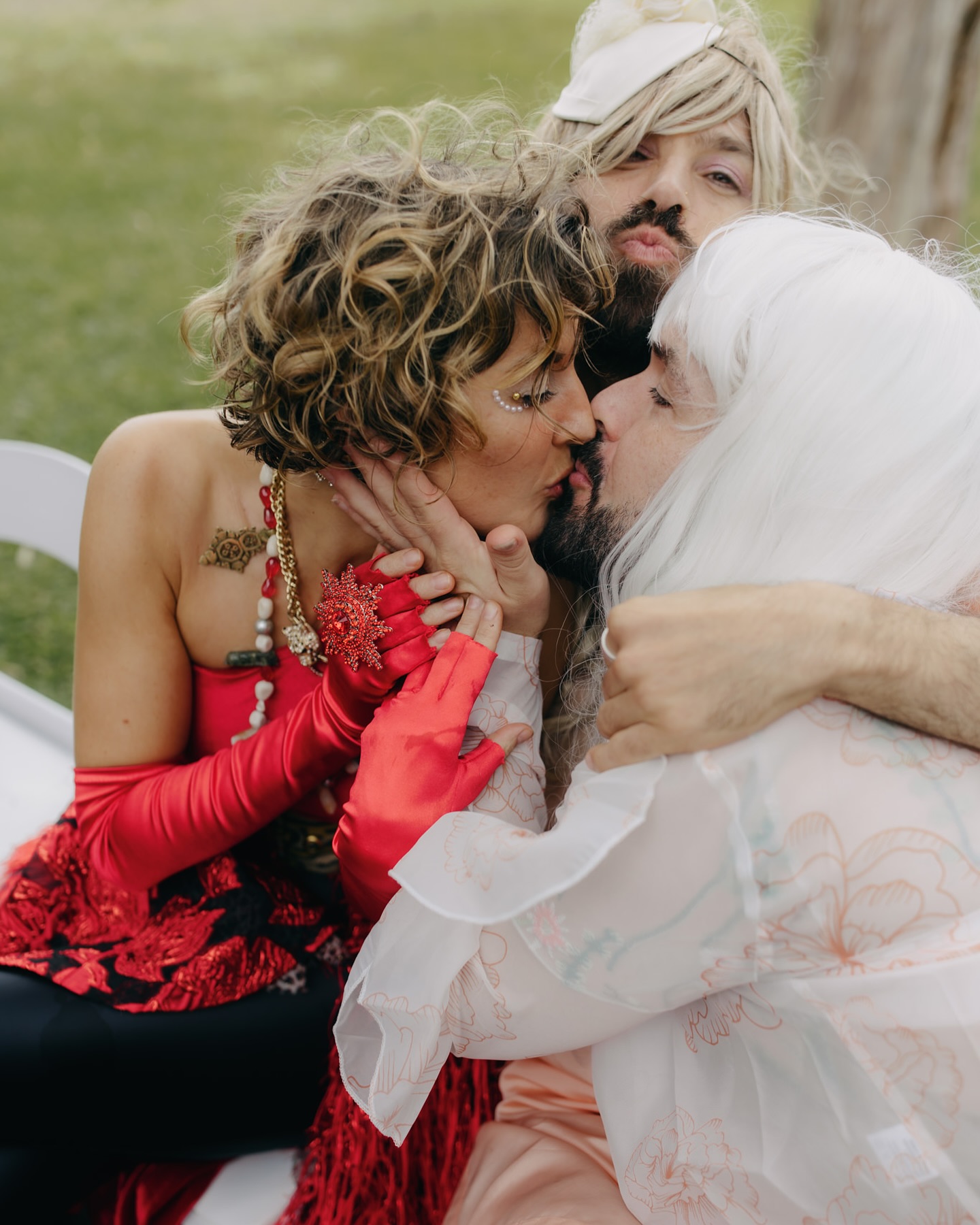 &quot;Они все - любовь моей жизни&quot;. Женщина вышла замуж одновременно за 60 человек: как ей это удалось